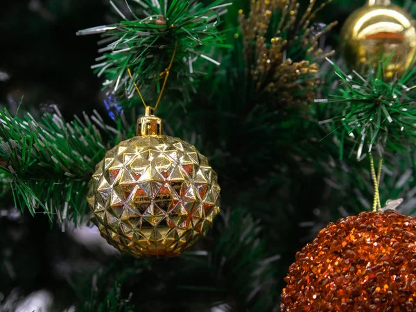 Vánoční Zlatý Lesklý Míč Visící Zelené Větvi Stromu Světla Věnce — Stock fotografie