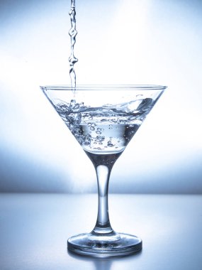 Bir bardak su püskürtme jeti, beyaz arka plan, izole nesne