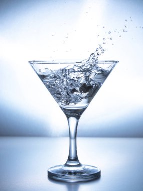 Düşen buzdan bir bardak su, beyaz arkaplan, izole nesne