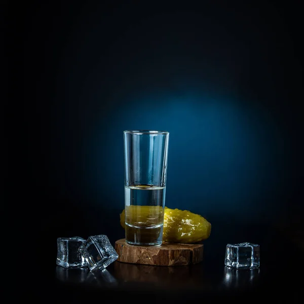Besmeurde Glazen Met Koude Wodka Een Houten Plank Met Gepekelde — Stockfoto