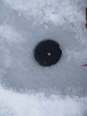 Kışın balık. Balıkçı oltası buzun üzerinde duruyor. Balıkçılık teması