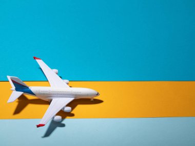 Sahildeki yazlık aksesuarların fotokopi alanı var. Mavi arka planda düz konum. Seyahat konsepti.