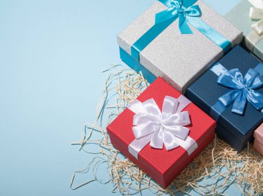 Mavi arka plan tebrik kartı konseptine sahip hediye kutuları. Metin için boş alan