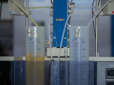 Süt üreten endüstriyel bir şirketin içinde bulunan ekipman, kablolar ve boru hatları