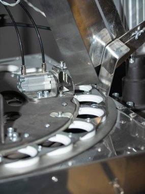 Süt ürünleri şirketinde bardak ayıklama işi. sanayi.