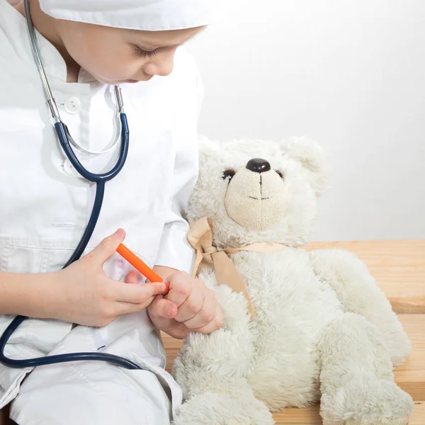 Leuke Jongen Die Dokter Speelt Met Pluche Speelgoed Thuis Kind — Stockfoto