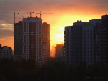 Moskova / Rusya-09.18.2019: büyük çok katlı ev. Tasarım ve mimari için hazır arkaplan. Şehirde günbatımı