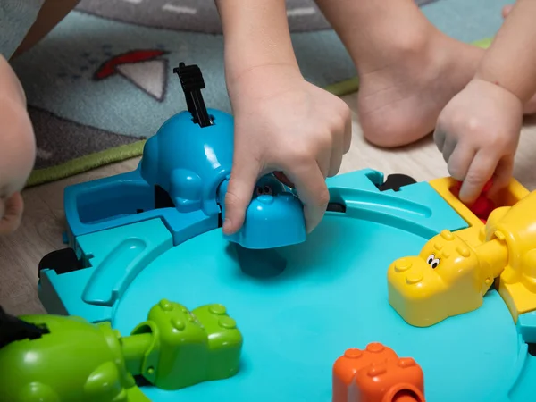 Děti Hrají Zábavnou Deskovou Hru Kde Hroši Jedí Koule Reakční — Stock fotografie