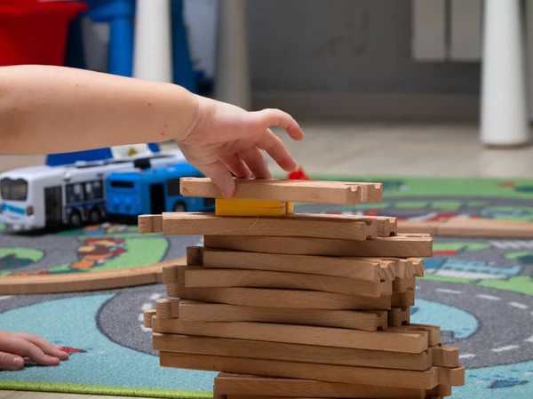 Dítě Hraje Dřevěnou Železnici Která Sedí Podlaze Vzdělávací Hry Pro — Stock fotografie