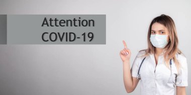 Covid -19 koronavirüs. Esmer olan bir doktor. Crown virüsü salgınından korkan ve şok olan, alarmlı doktor. pankart ettention covid-19