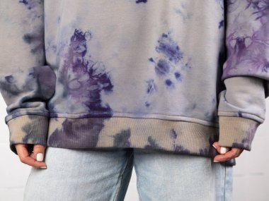 Kadın parmakları yakın plan. Güzel bir el fotoğrafı taslağı. 2020 baharındaki moda eğilimleri