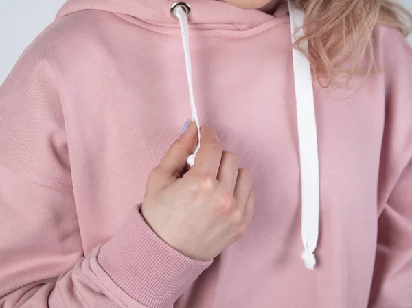 Kadın parmakları yakın plan. Güzel bir el fotoğrafı taslağı. 2020 baharındaki moda eğilimleri