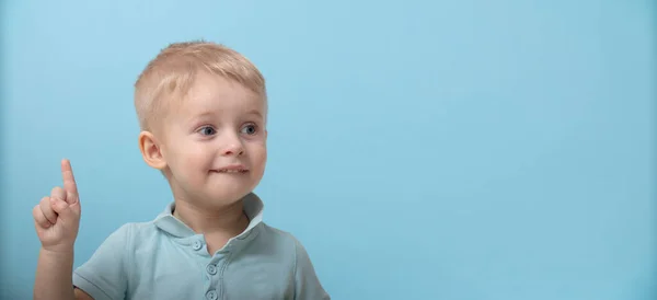 3 yaşında bir çocuk işaret parmağını kaldırdı ve... Çocuk vermek zorunda olduğu kararın farkına vardı. Çocuklara öğretme konsepti. Mavi arkaplanda metin için boşluk