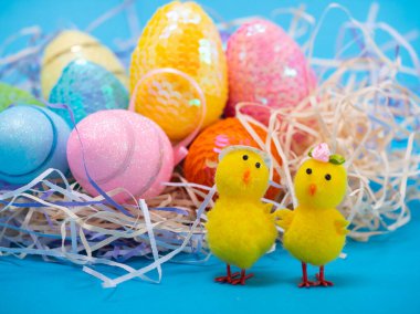 Paskalya Piliçleri ve Yumurtalar Nest.Paskalya bayramı konsepti ve tebrik kartları. Paskalya yumurtalı dekoratif tavuklar