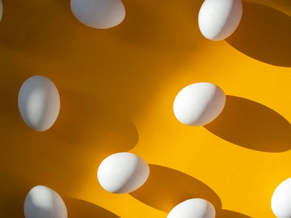 Białe Jaja Kurze Żółtym Tle Świeża Koncepcja Koloru Żółtego — Zdjęcie stockowe