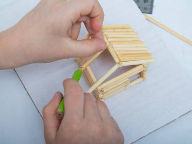 Bambu çubuklarından ev yapmak için adım adım talimatlar. Çocukların yaratıcılığı, el işi, online dersler. 7. adım: Bambu çubuklarından evin çatısının yapımı.