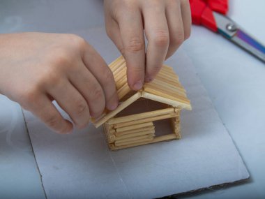 Bambu çubuklarından ev yapmak için adım adım talimatlar. Çocukların yaratıcılığı, el işi, online dersler. 8. adım: Bambu çubuklarından evin çatısının yapımı.