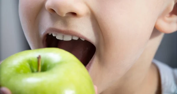 Les Dents Des Enfants Mordent Une Pomme Verte Dents Saines — Photo