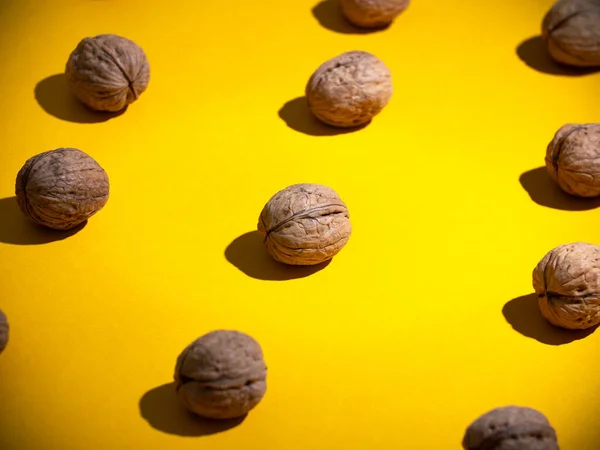 Composición Plana Con Nueces Sobre Fondo Amarillo Patrón Nueces — Foto de Stock