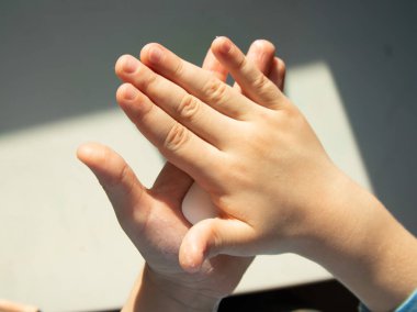 Küçük bir çocuk banyoda yemek yemeden önce ellerini yıkar. Temizlik ve hijyen kavramı. El hijyeni koronovirüste.