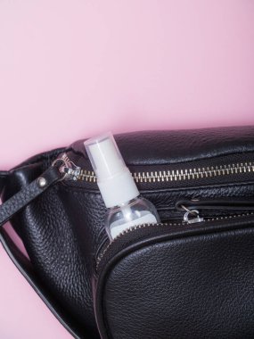 Dezenfektan çantada. Crown virüsü ve hijyene karşı koruma.