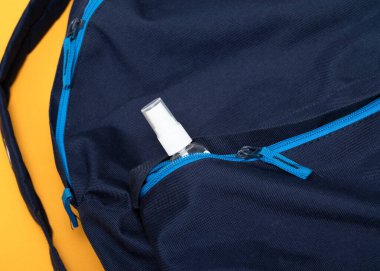 Sırt çantasında dezenfektan. Crown virüsü ve hijyene karşı koruma.