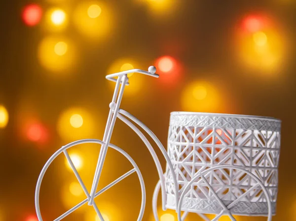 Triciclo Decorativo Con Cestino Sullo Sfondo Luci Sfocate — Foto Stock
