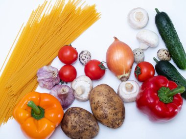Beyaz arka planda taze sebzeler. Farklı sebzelerin stüdyo fotoğrafçılığı beyaz arka planda, üst tarafta. Yüksek çözünürlüklü ürün.