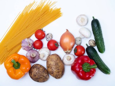 Beyaz arka planda taze sebzeler. Sağlıklı yemek kavramı. Kırmızı dolma biber, sarımsak, patates, yumurta ve makarna beyaz arka planda