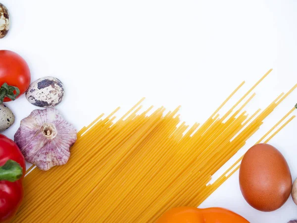 Koronavirüs salgını sırasında insani yardım. Temel ihtiyaçlar, makarna, patates, sebze ve yumurta paketi.