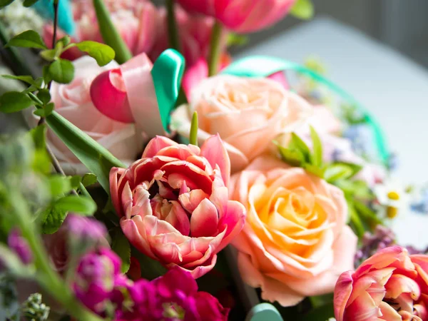 Masanın üzerinde bir buket parlak çiçek. Metnin için boş alan