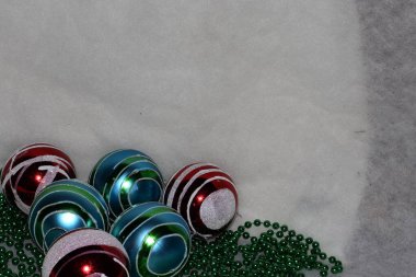 Yeni yıl 2020. Mutlu Noeller. Mutlu Noeller. Klasik Noel süslemeli Noel ağacı. Altın süslemeli oyuncak ve balo. Modern koyu siyah klasik stil iç tasarım dairesi