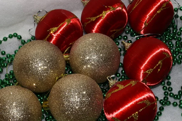 Новый 2020 год. Счастливых рождественских праздников. Классическое Рождество украсил новогоднюю елку с золотым орнаментом украшения игрушки и мяч. Современные темно-черный классический стиль интерьера квартиры — стоковое фото