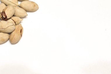 Beyaz arka planda pek çok ceviz var.