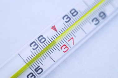 Vücut sıcaklığını ölçmek için termometre