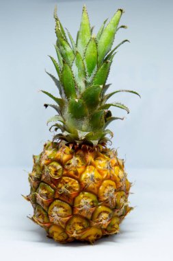 Beyaz arkaplanda ananas 