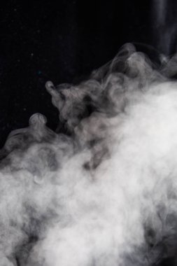 Siyah arkaplanda beyaz duman