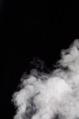 Siyah arkaplanda beyaz duman