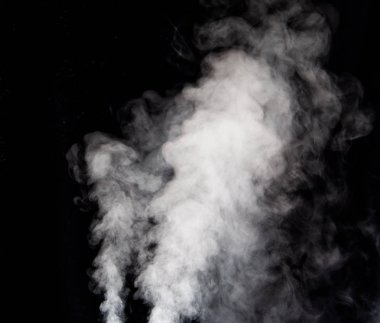 Siyah arkaplanda beyaz duman