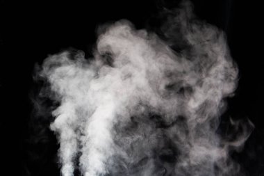 Siyah arkaplanda beyaz duman