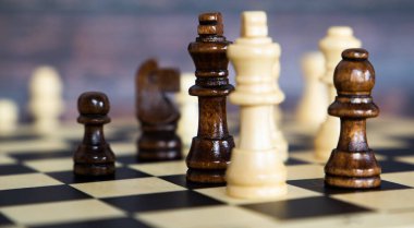 Koyu arkaplanda satranç