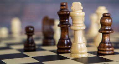 Koyu arkaplanda satranç