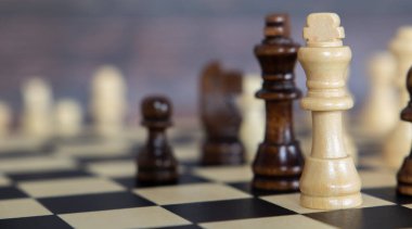 Koyu arkaplanda satranç