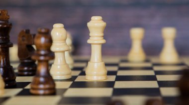 Koyu arkaplanda satranç