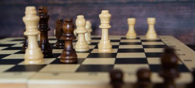 Koyu arkaplanda satranç