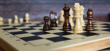 Koyu arkaplanda satranç