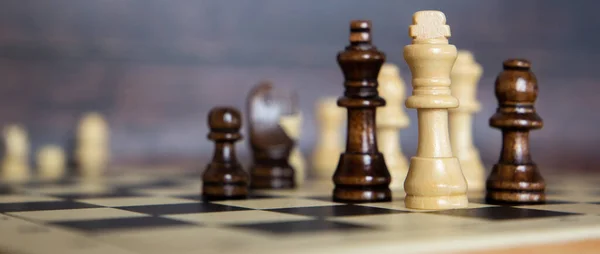 暗い背景でチェス — ストック写真