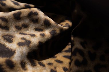 Gün ışığında katlanmış çita eşarbı.