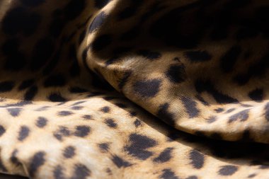 Gün ışığında katlanmış çita eşarbı.