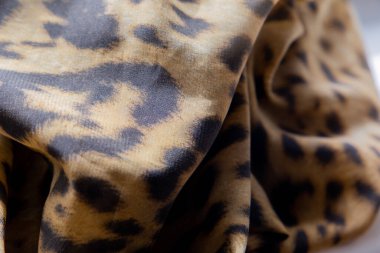 Gün ışığında katlanmış çita eşarbı.